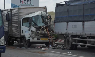 Ôtô tải tông nhau trên cầu Cần Thơ, 2 người thương vong