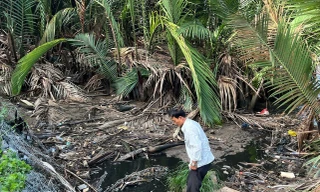 Nước rỉ rác chảy ra bên ngoài.