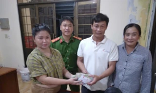 Chở vợ đi làm nhặt được ba lô tiền