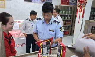 Lực lượng chức năng Cần Thơ kiểm tra hoạt động kinh doanh thực phẩm trên địa bàn. Ảnh: CK