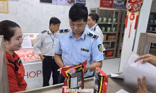 Lực lượng chức năng Cần Thơ kiểm tra hoạt động kinh doanh thực phẩm trên địa bàn. Ảnh: CK