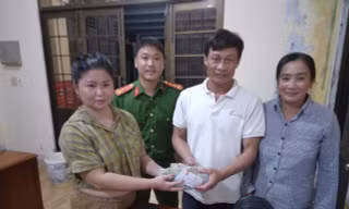 Chở vợ đi làm nhặt được ba lô tiền