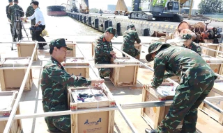 Trận địa pháo trên sà lan giữa sông Hậu