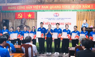 14 sinh viên tình nguyện được kết nạp Đảng tại mặt trận Đồng Tháp