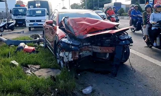 Ô tô con tông gãy trụ đèn trên Quốc lộ 1A