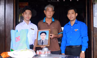 Sinh viên phục dựng ảnh liệt sĩ tri ân gia đình cách mạng