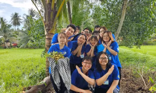 Sinh viên tình nguyện giúp người dân làm đường nông thôn