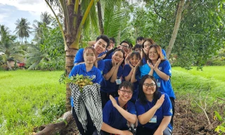 Sinh viên tình nguyện giúp người dân làm đường nông thôn