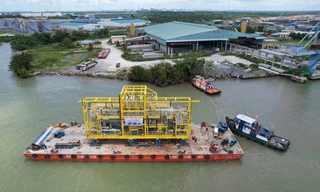 Cận cảnh sà lan 3.600 tấn làm sân khấu Lễ hội Văn hóa sông nước Cần Thơ