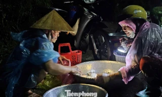 Độc đáo ‘chợ ma’ mùa nước nổi ở An Giang