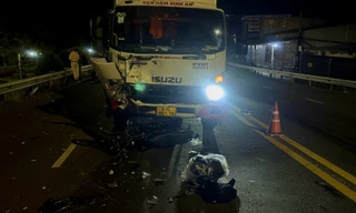 Xe tải kéo xe máy khiến 2 người thương vong