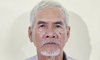 Bắt giam ông lão giờ trò đồi bại với bé gái