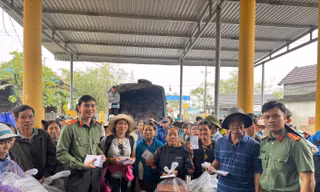Công an tỉnh An Giang trao quà hỗ trợ người dân vùng lũ Huế