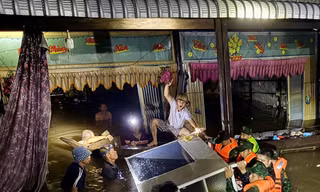 Biên phòng xuyên đêm giúp dân di dời sau mưa lớn gây ngập