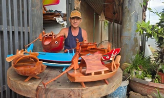 Người làm những chiếc xuồng tí hon khiến ai ghé qua cũng trầm trồ