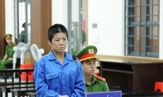 Tạt cồn đốt hàng xóm, người phụ nữ lĩnh 9 năm tù