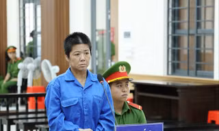 Tạt cồn đốt hàng xóm, người phụ nữ lĩnh 9 năm tù