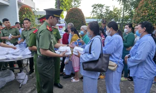 Tuổi trẻ Công an An Giang trao 600 suất ăn miễn phí cho bệnh nhân nghèo