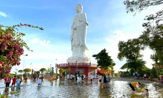 Du khách kéo về chùa Núi Nổi trải nghiệm hiện tượng 'có một không hai' 