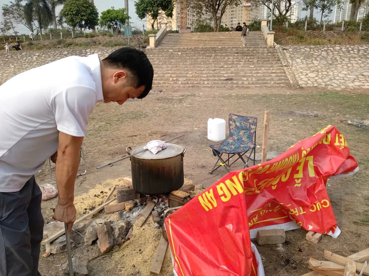 Hồ điều hòa Trung Văn khô cạn, người dân tận dụng nấu bánh chưng, trồng rau