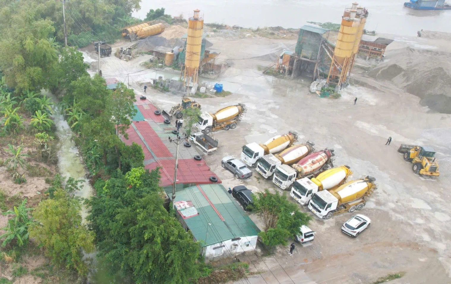 Trạm trưởng bê tông ở Ninh Bình bị khởi tố vì đổ trái phép hơn 113 tấn chất thải