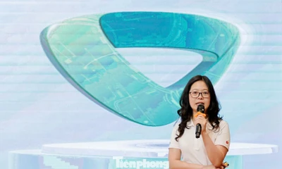 Bà Phạm Châu Loan trình bày tham luận tại hội thảo.