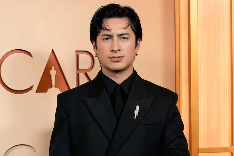 hudson-williams-oscars-060826-4156b3f230d6423281bd5621cd4e138d.jpg