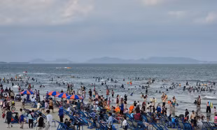 Biển Vũng Tàu 'ken đặc' du khách 