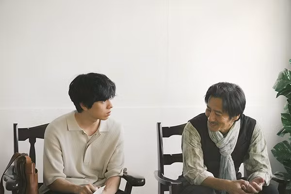 202501kiminowasurekata-sub-2shot-chair600.png