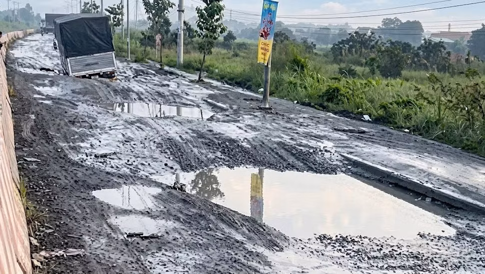 Đường huyết mạch đầy 'ổ voi' sau mưa to và triều cường, Tây Ninh xử lý thế nào?