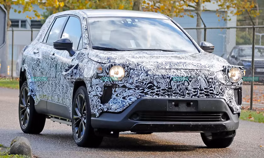 SUV điện mới của Toyota xuất hiện, có nét giống Corolla Cross