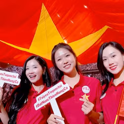 Thí sinh Hoa hậu Việt Nam xúc động trước ‘Đất nước thiên hùng ca’