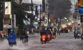 Mưa lớn quay lại Nam Bộ, miền Trung