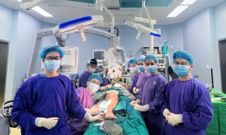 Tái tạo gương mặt biến dạng do u khổng lồ bằng công nghệ in 3D và vi phẫu 