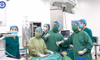Đau bụng tưởng đơn giản, bé gái 10 tuổi suýt mất buồng trứng