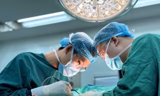 Tháo túi ngực nhiều tuần vẫn chảy dịch: Bác sĩ phát hiện loại vi khuẩn đặc biệt 