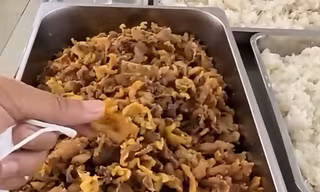 Hà Nội: Hiệu trưởng trường học nói gì khi phụ huynh tố bữa ăn toàn ‘tóp mỡ’
