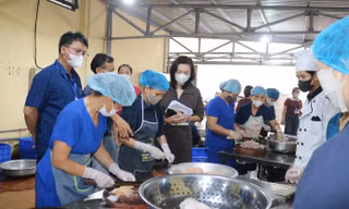 Đoàn kiểm tra liên ngành chỉ ra loạt sai phạm trong bếp ăn bán trú 'thịt như tóp mỡ'