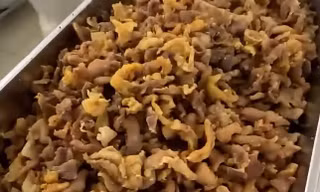 Phụ huynh tố bữa ăn bán trú 'toàn tóp mỡ', Xã yêu cầu giám định mẫu thịt