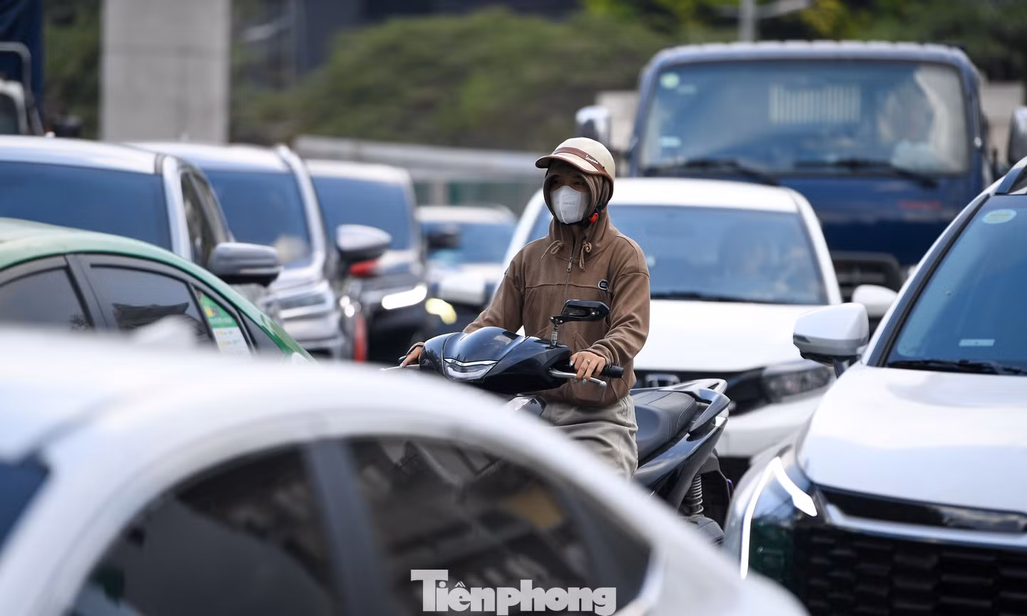 Dòng xe ùn tắc hàng dài trong ngày đầu phân luồng thi công cầu Tứ Liên