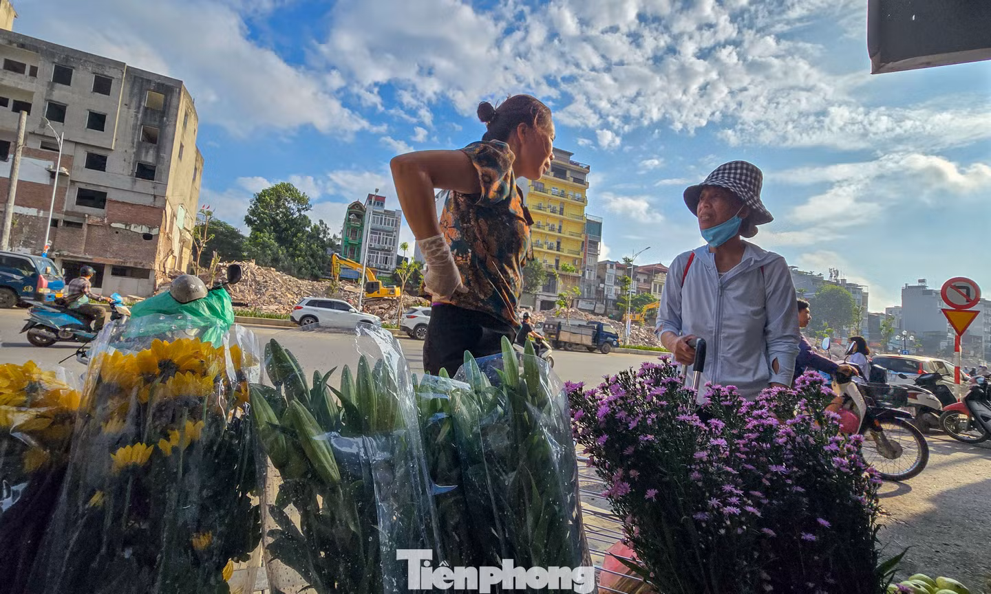 Hàng quán mở cửa trở lại trên tuyến Hoàng Cầu - Voi Phục mới 