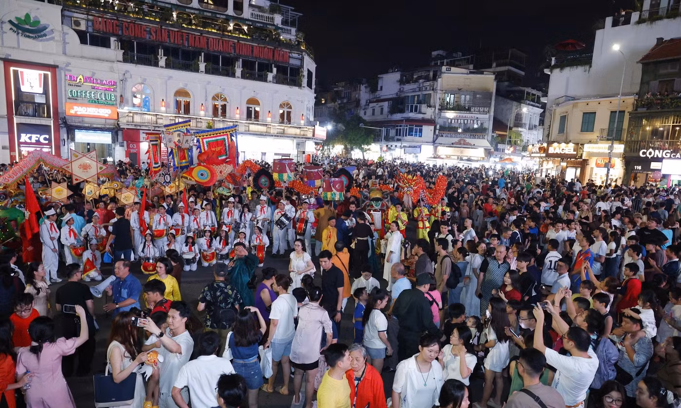 Biển người vây kín đoàn rước đèn Trung thu quanh hồ Hoàn Kiếm