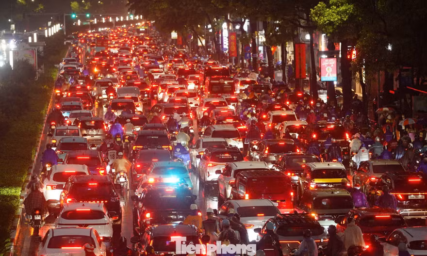 Mưa lớn nhiều tuyến phố Hà Nội ngập cục bộ, giao thông ùn tắc diện rộng