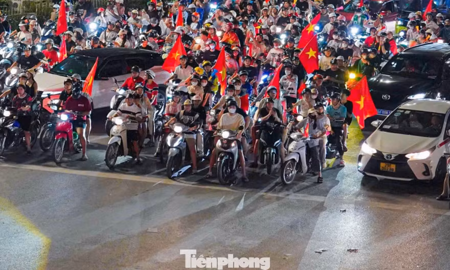 Biển người 'đi bão' mừng tuyển Việt Nam vô địch, dừng đèn đỏ đều tăm tắp