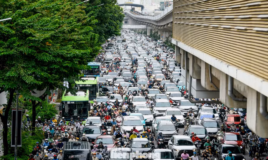 Dòng xe ken đặc trên nhiều tuyến đường Hà Nội sáng đầu tuần