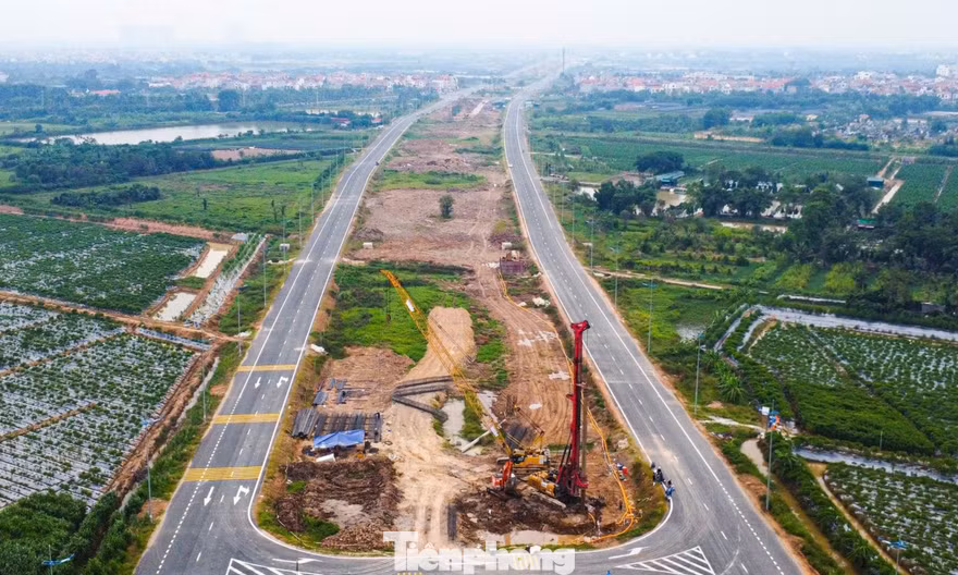 Cận cảnh 15 km đường song hành Vành đai 4 qua Hà Nội vừa thông xe kỹ thuật