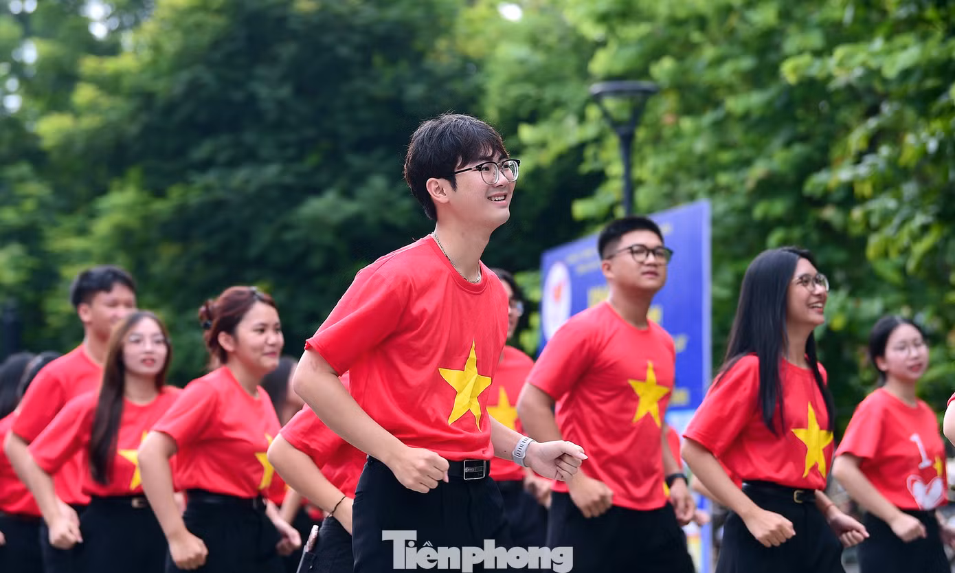 tp-xuantung-toiyeutoquoc-gioitre18.jpg