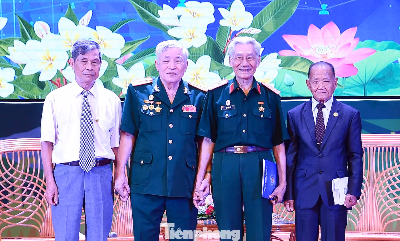 tp-vietlao-giaoluu25.jpg