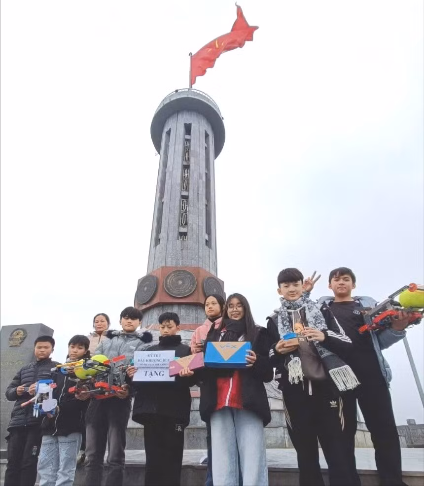 bieu-dien-robot-tai-cot-co-lung-cu-2-5825.jpg