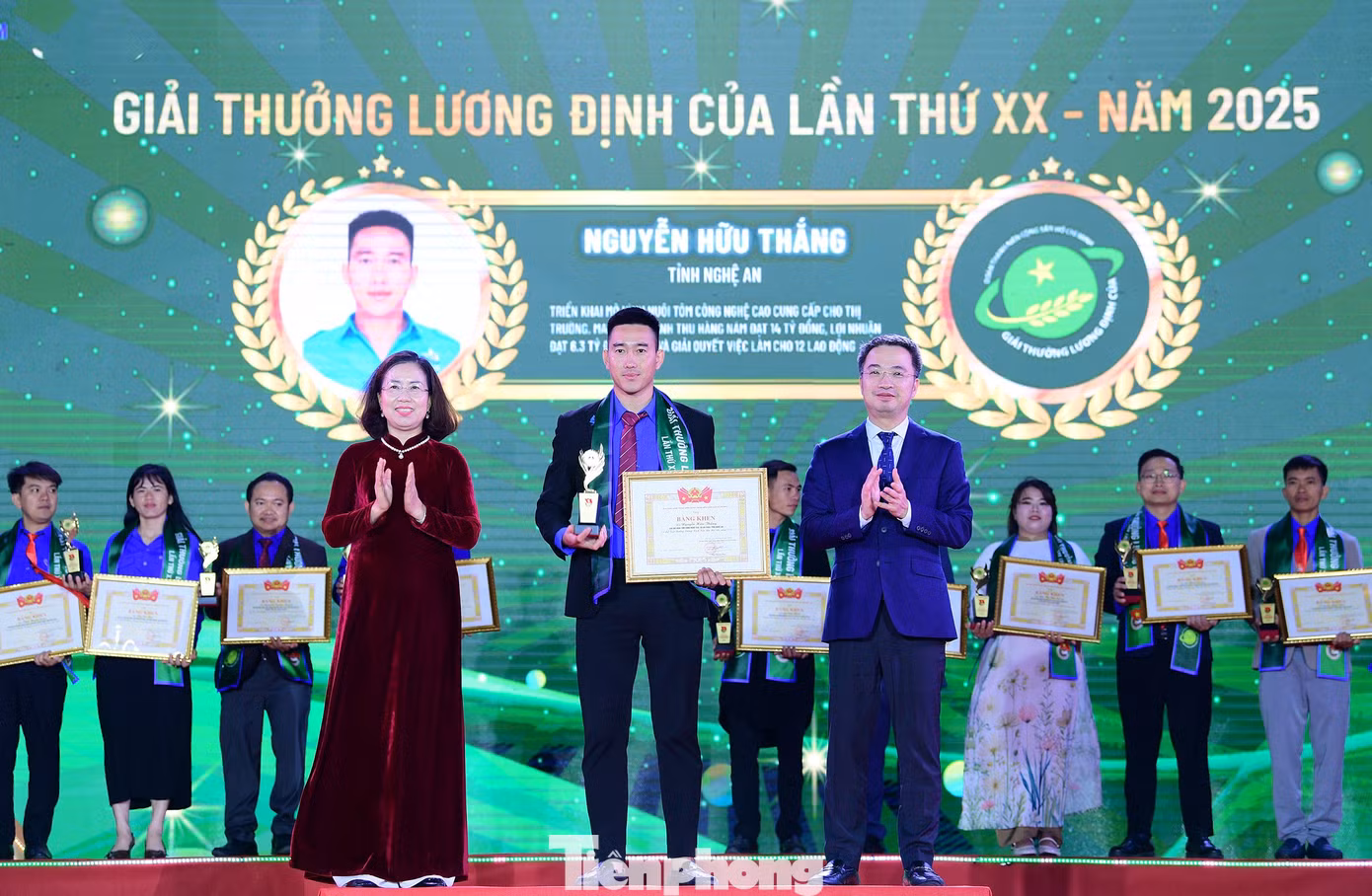 tp-giaithuong-luongdinhcua10.jpg